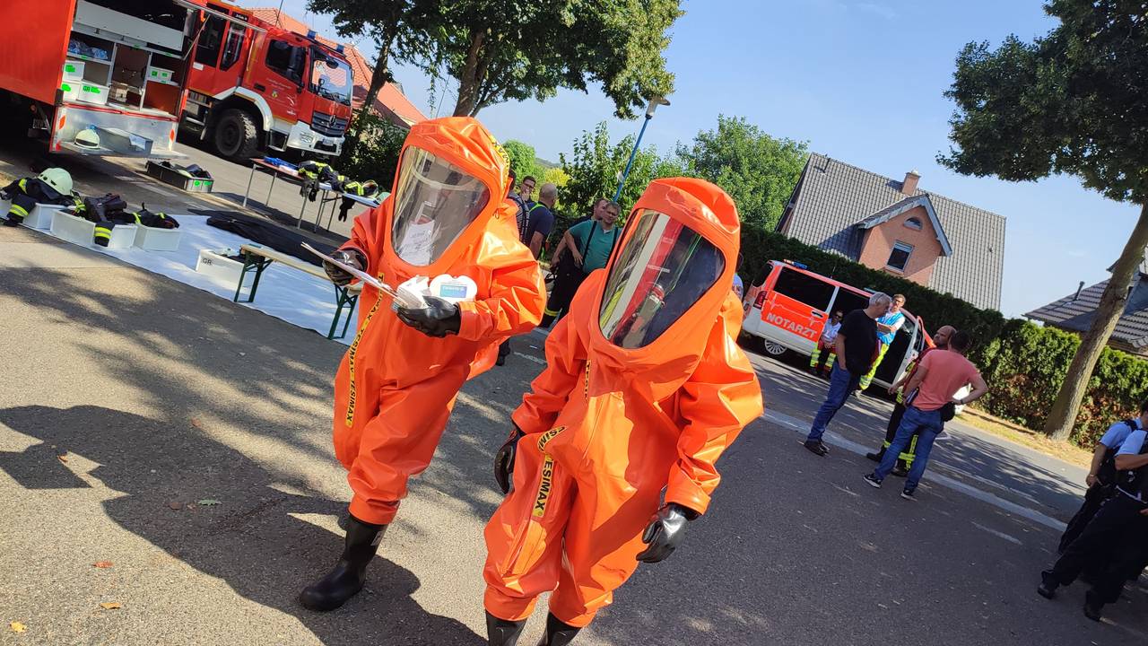 ABC-Einsatz von Spezialkräften der Feuerwehr nach einem verdächtigen Fund in einer Arztpraxis in Bedburg-Hau.