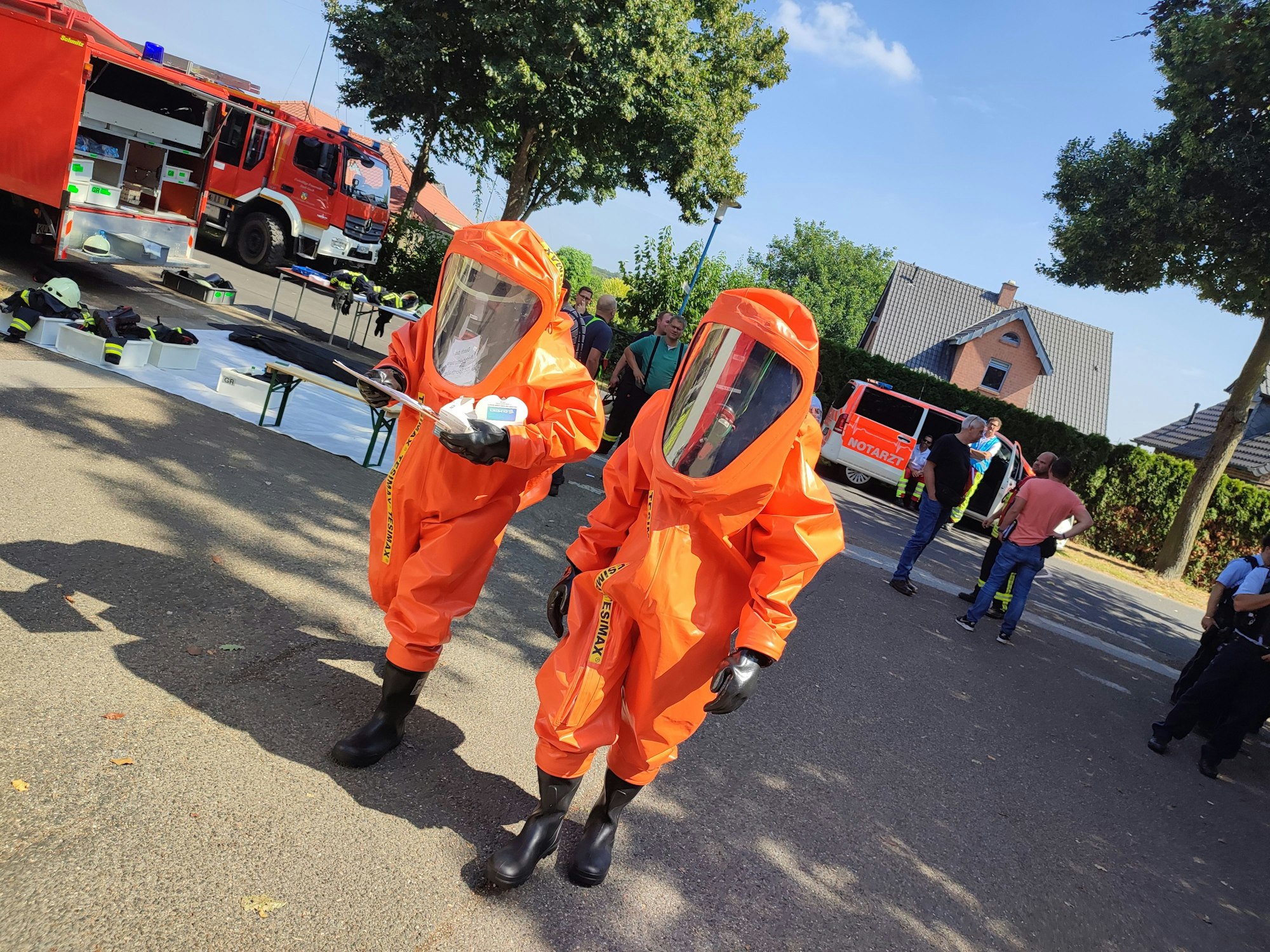 ABC-Einsatz von Spezialkräften der Feuerwehr nach einem verdächtigen Fund in einer Arztpraxis in Bedburg-Hau.