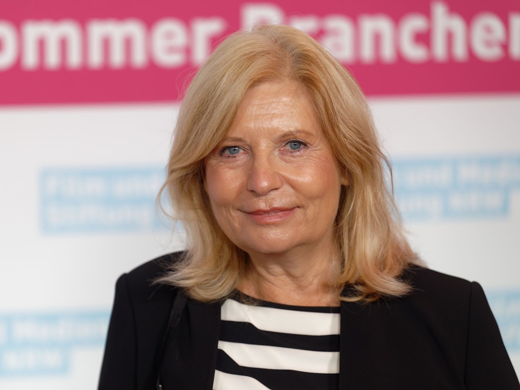 Tatort-Schauspielerin Sabine Postel hat derzeit mit den Folgen ihrer Corona-Infektion zu kämpfen. Das Foto zeigt den TV-Star bei einer Veranstaltung im Juni 2022 beim Branchentreff der Film- und Medienstiftung NRW.