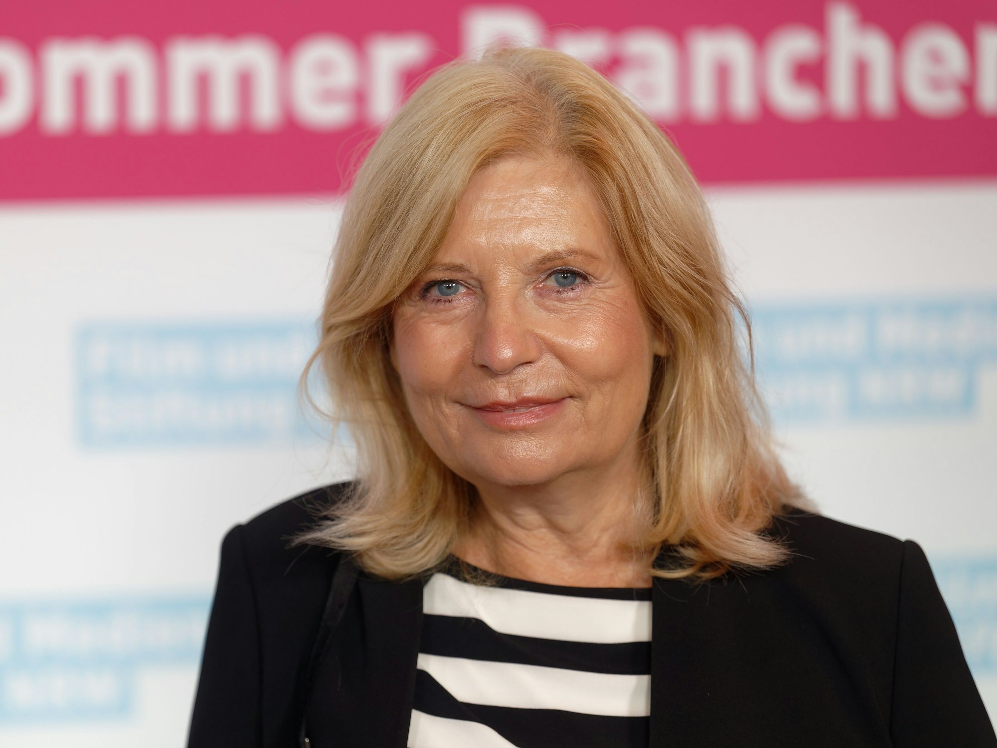 Tatort-Schauspielerin Sabine Postel hat derzeit mit den Folgen ihrer Corona-Infektion zu kämpfen. Das Foto zeigt den TV-Star bei einer Veranstaltung im Juni 2022 beim Branchentreff der Film- und Medienstiftung NRW.