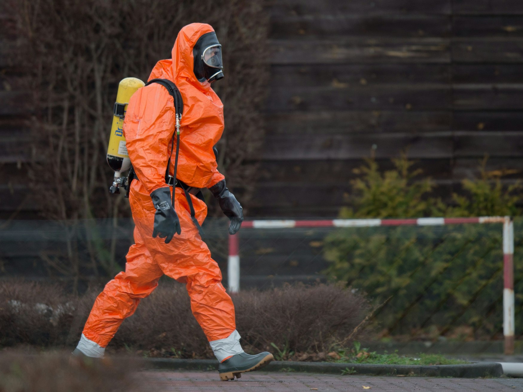 Ein Feuerwehrmann in Schutzanzug steht am 11.01.2016 vor einer öffentlichen Sauna in Laatzen in der Region Hannover (Niedersachsen).