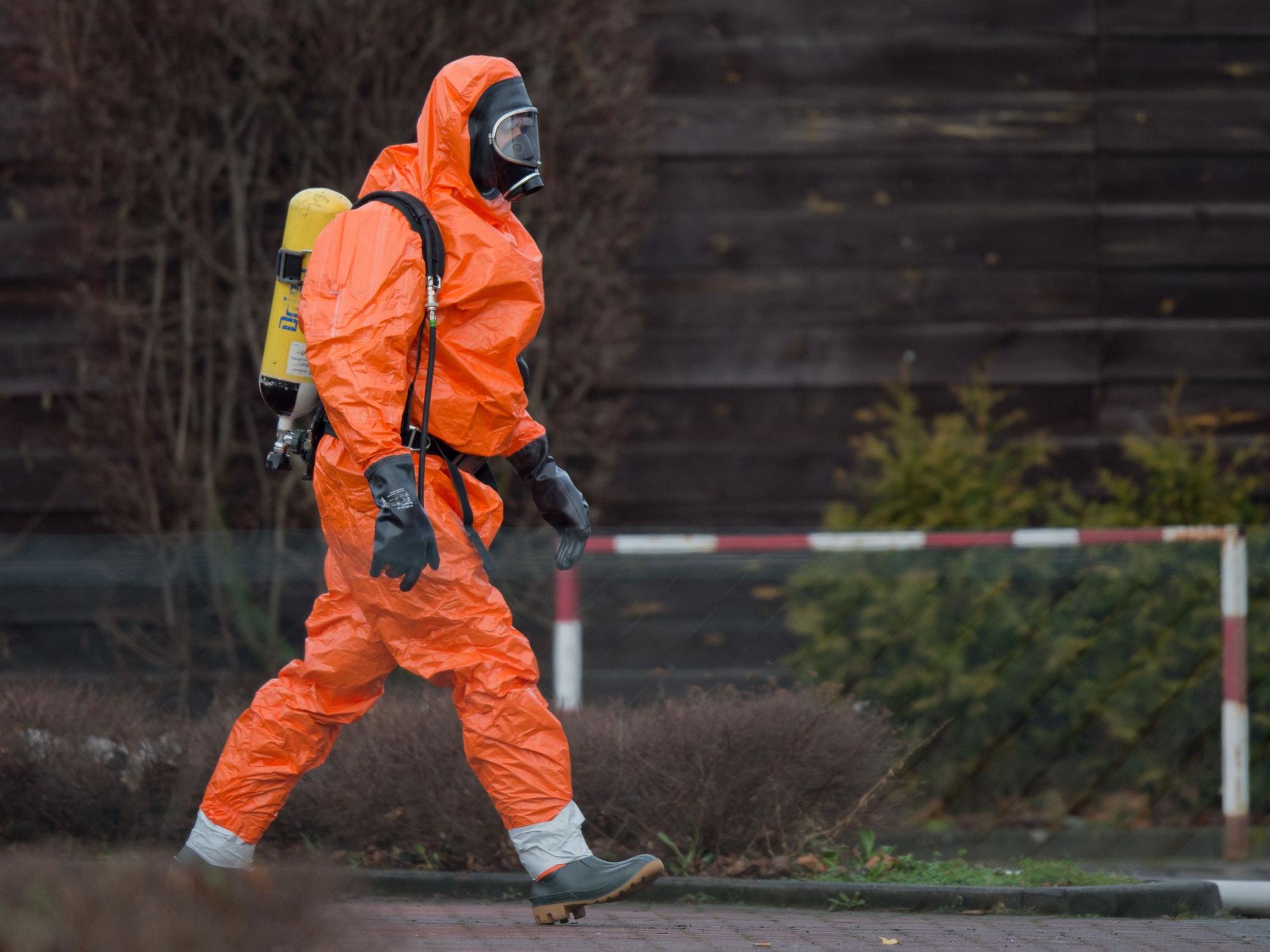 Ein Feuerwehrmann in Schutzanzug steht am 11.01.2016 vor einer öffentlichen Sauna in Laatzen in der Region Hannover (Niedersachsen).