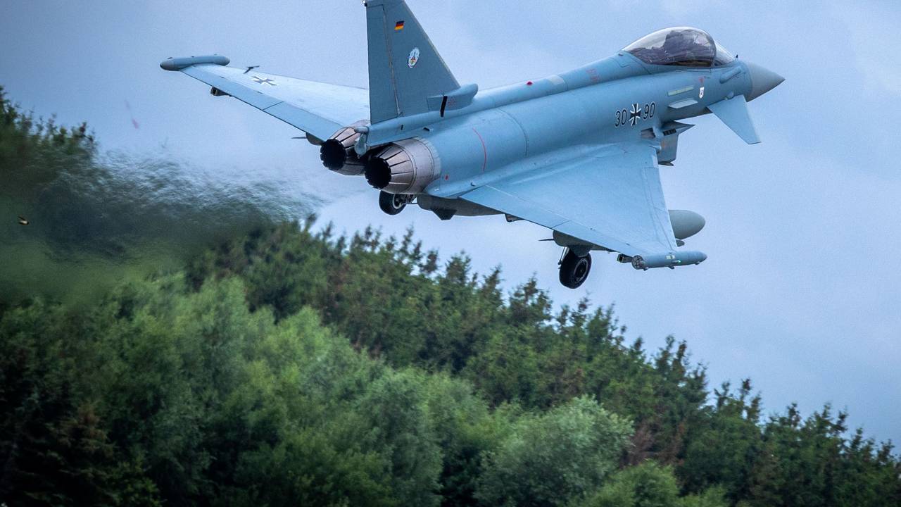 Zwei Eurofighter der Luftwaffe (hier ein Archivfoto) sind aufgestiegen, um den Airbus 320 zu verfolgen.