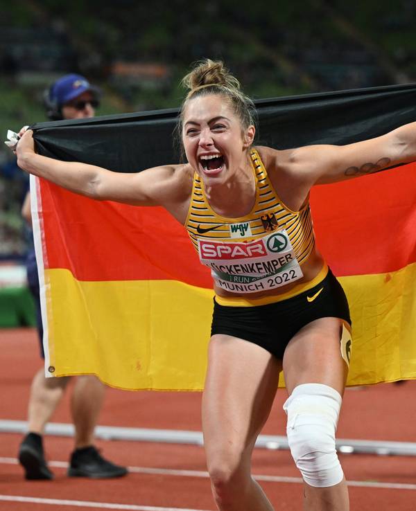 Gina Lückenkemper (Deutschland) jubelt nach dem Wettkampf.