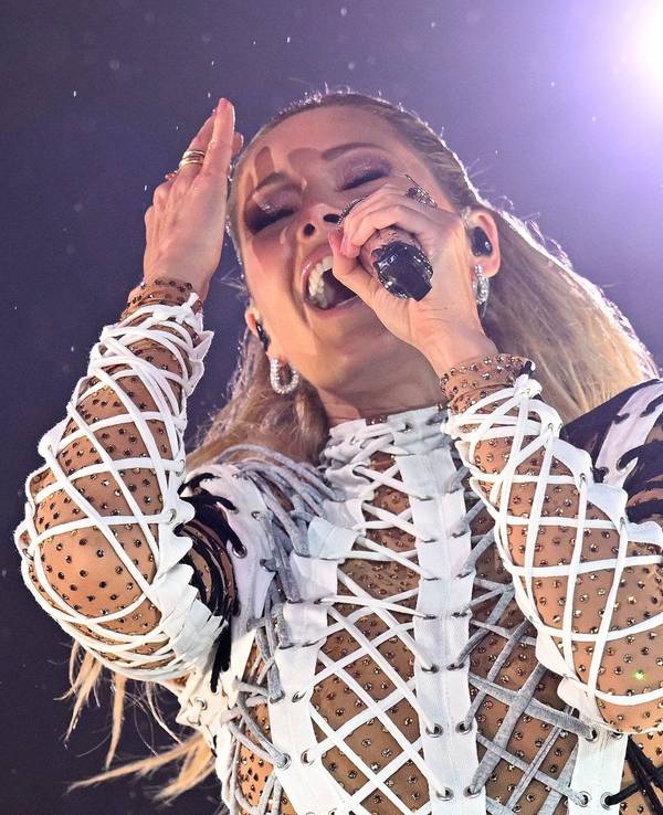Mit ihrem Erscheinen ist aller Ärger vergessen: Helene Fischer singt bei ihrem Open-Air-Konzert am 20. August in der Messe München. Es ist ihr Comeback und das einzige Deutschland-Konzert 2022.