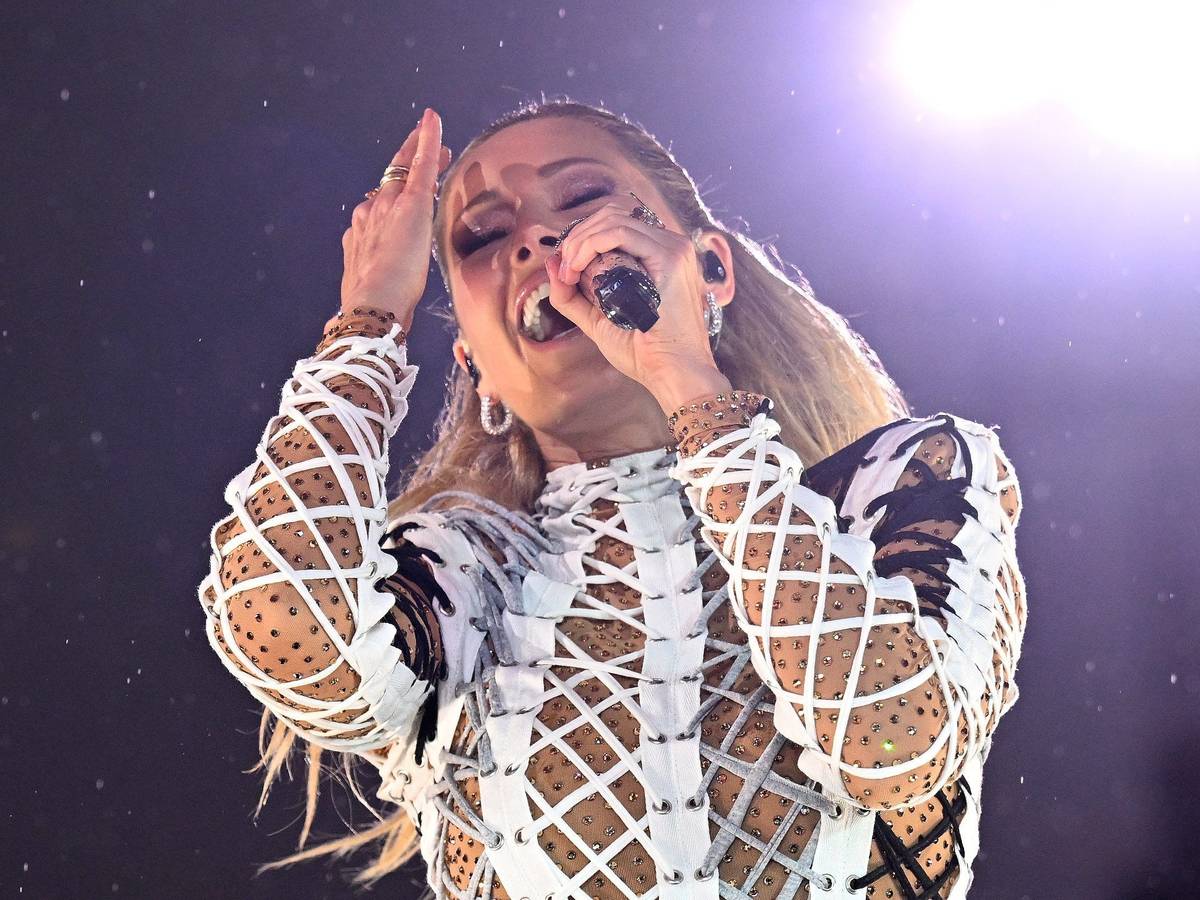 Mit ihrem Erscheinen ist aller Ärger vergessen: Helene Fischer singt bei ihrem Open-Air-Konzert am 20. August in der Messe München. Es ist ihr Comeback und das einzige Deutschland-Konzert 2022.