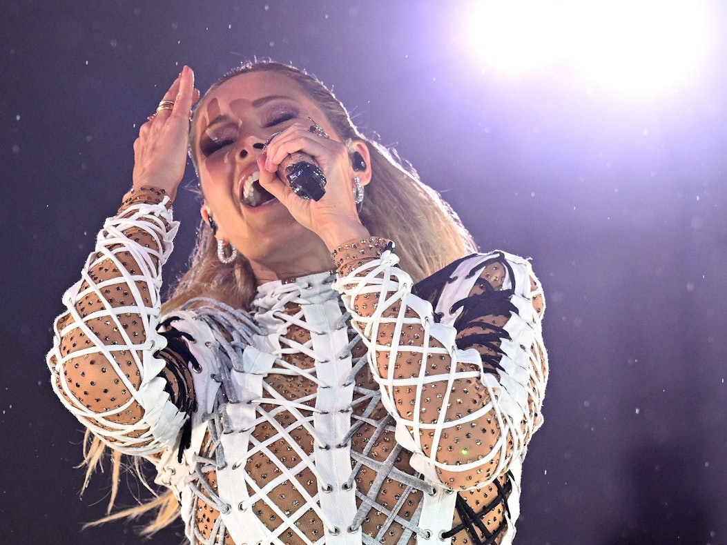 Mit ihrem Erscheinen ist aller Ärger vergessen: Helene Fischer singt bei ihrem Open-Air-Konzert am 20. August in der Messe München. Es ist ihr Comeback und das einzige Deutschland-Konzert 2022.