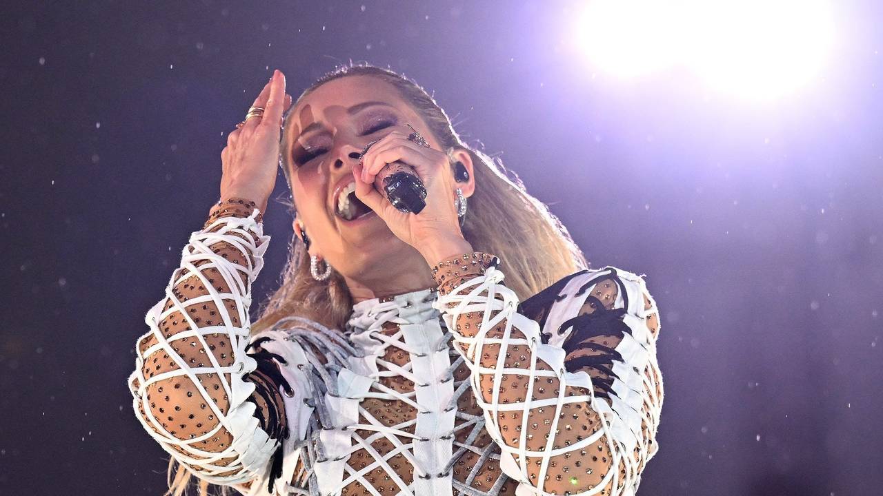 Mit ihrem Erscheinen ist aller Ärger vergessen: Helene Fischer singt bei ihrem Open-Air-Konzert am 20. August in der Messe München. Es ist ihr Comeback und das einzige Deutschland-Konzert 2022.