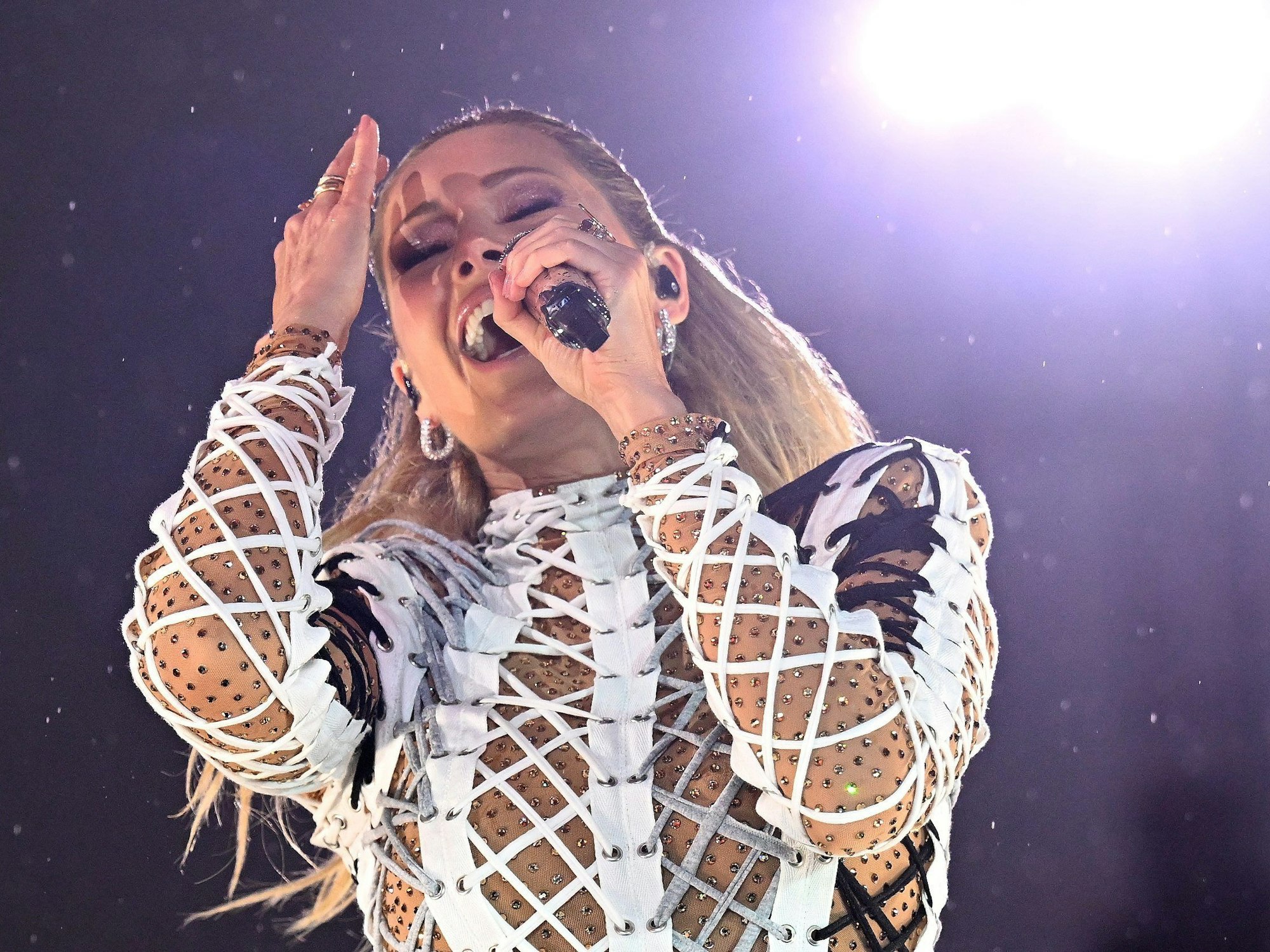 Mit ihrem Erscheinen ist aller Ärger vergessen: Helene Fischer singt bei ihrem Open-Air-Konzert am 20. August in der Messe München. Es ist ihr Comeback und das einzige Deutschland-Konzert 2022.