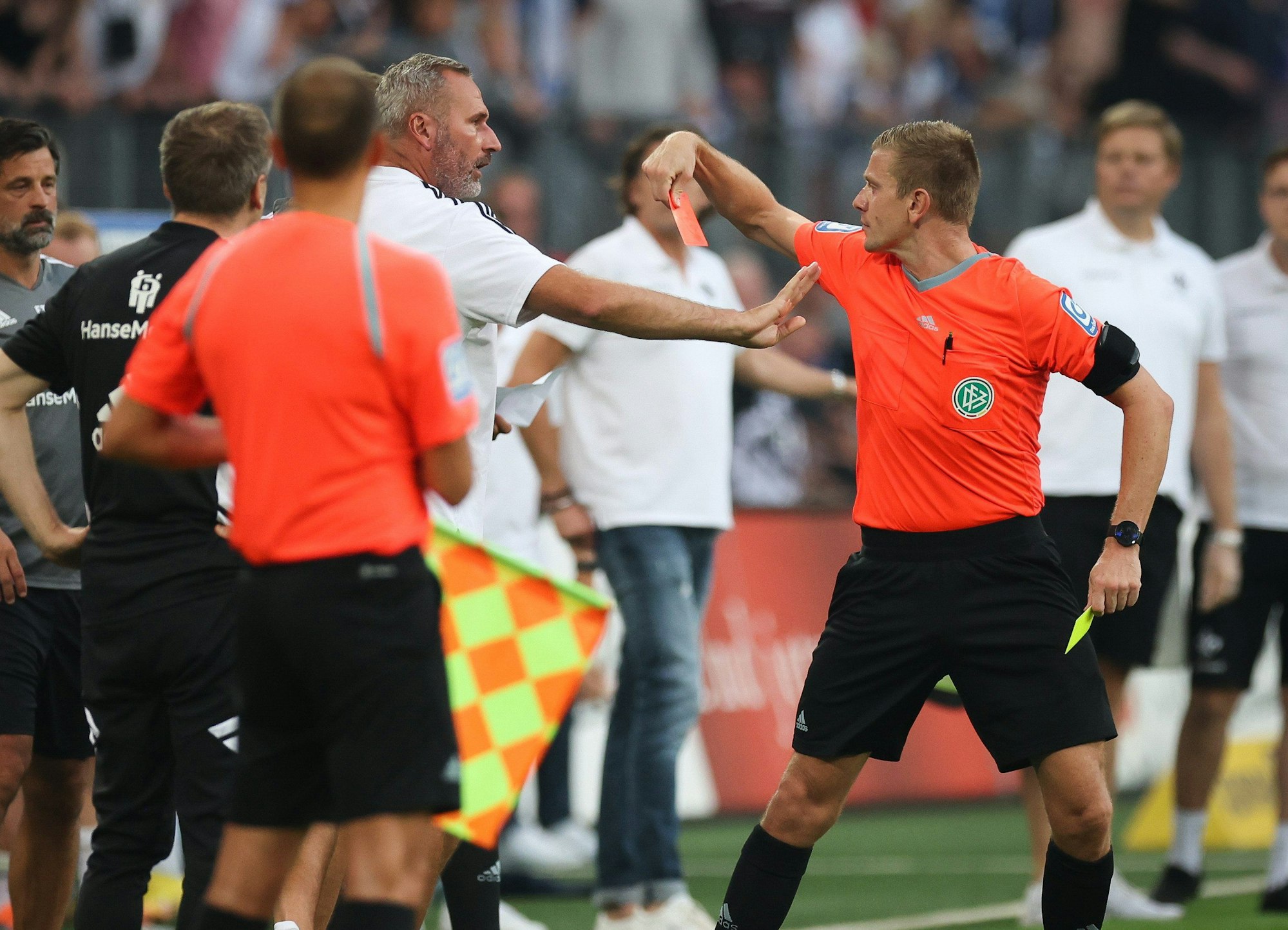 Hamburgs Jonas Boldt (Sportvorstand Hamburger SV) bekommt von Schiedsrichter Robert Schröder (r) die Rote Karte gezeigt.
