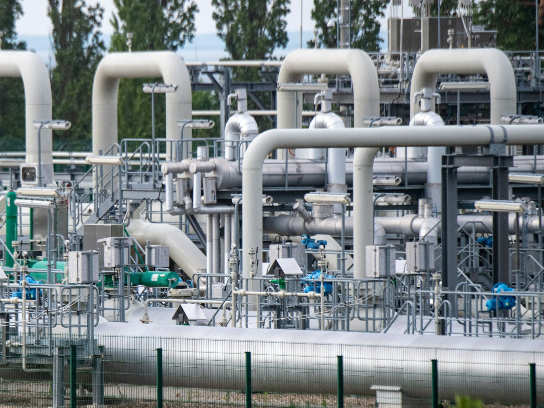Rohrsysteme und Absperrvorrichtungen in der Gasempfangsstation der Ostseepipeline Nord Stream 1.