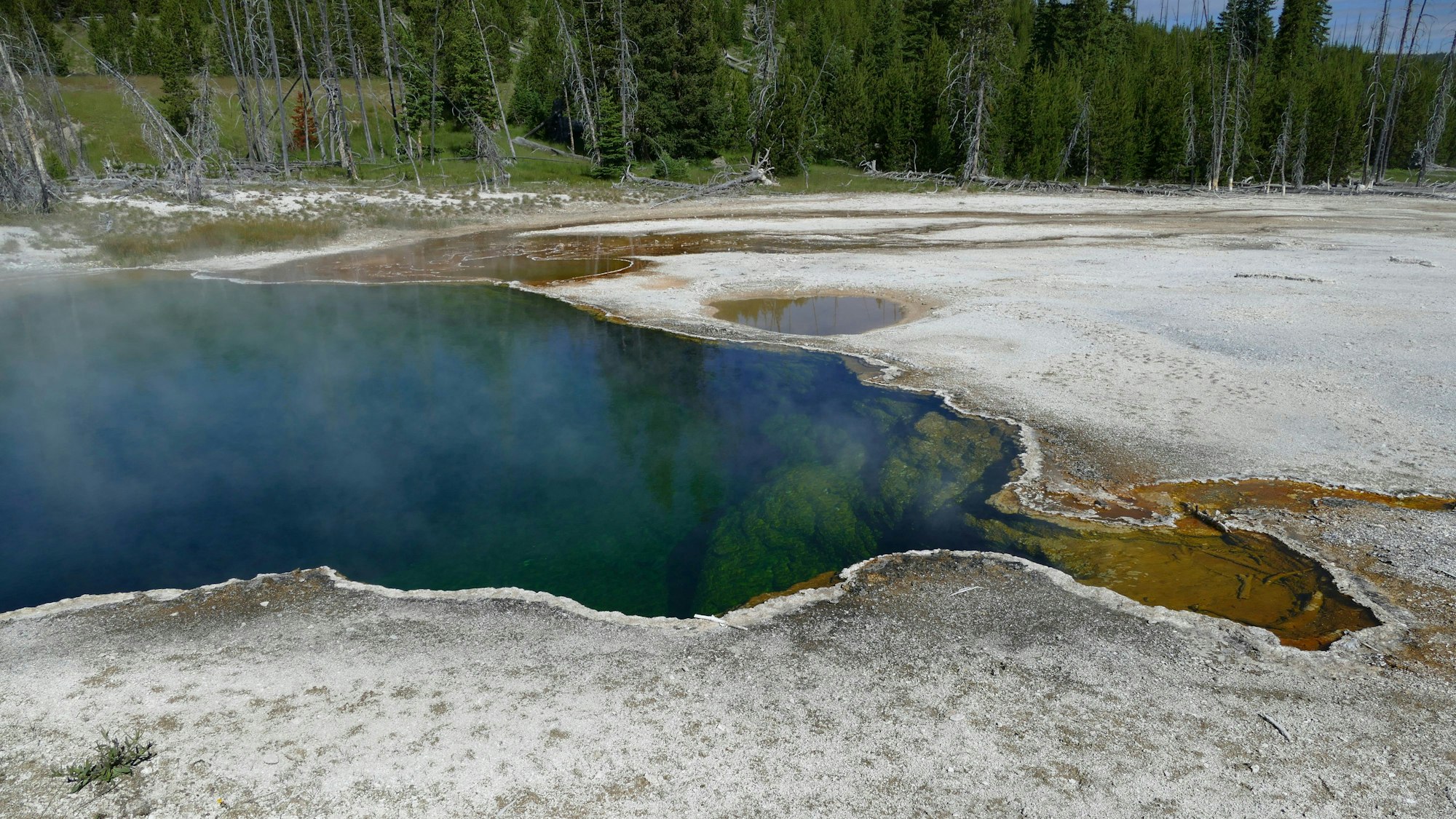 Auf diesem vom National Park Service zur Verfügung gestellten Foto ist die heiße Quelle Abyss Pool im südlichen Teil des Yellowstone Nationalparks zu sehen.