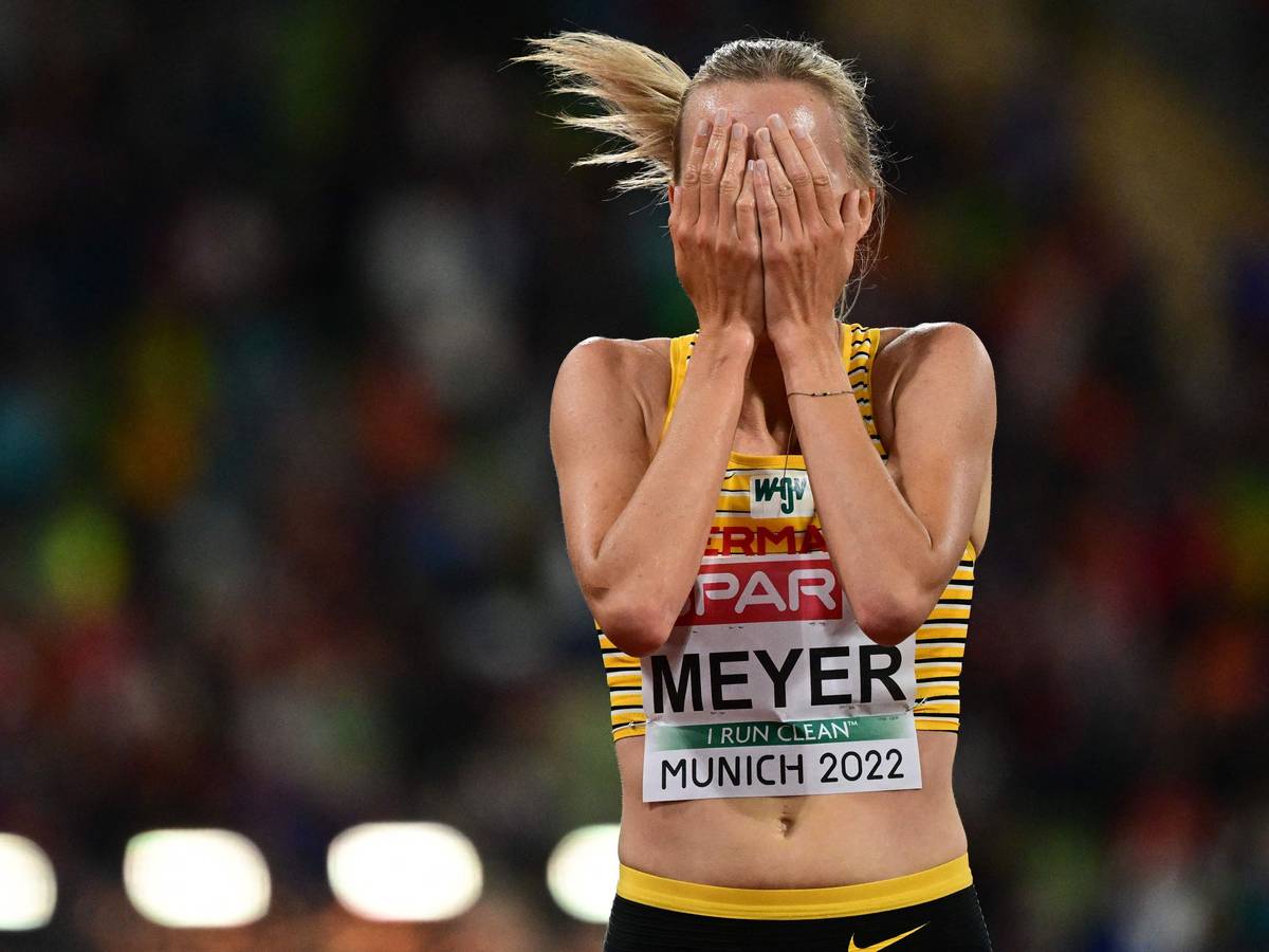Sie kann es nicht fassen: Lea Meyer aus Köln hat sensationell Silber über 3000-Meter-Hindernis gewonnen.