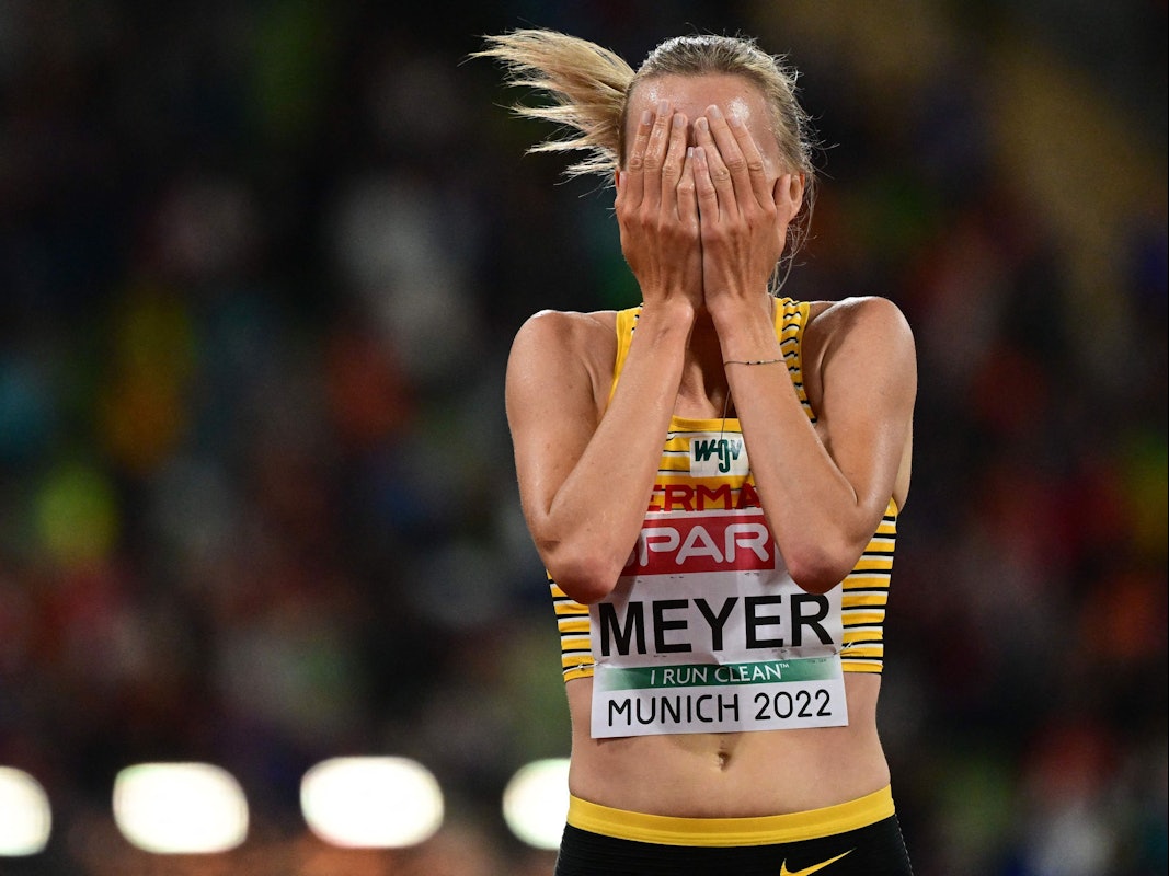 Sie kann es nicht fassen: Lea Meyer aus Köln hat sensationell Silber über 3000-Meter-Hindernis gewonnen.