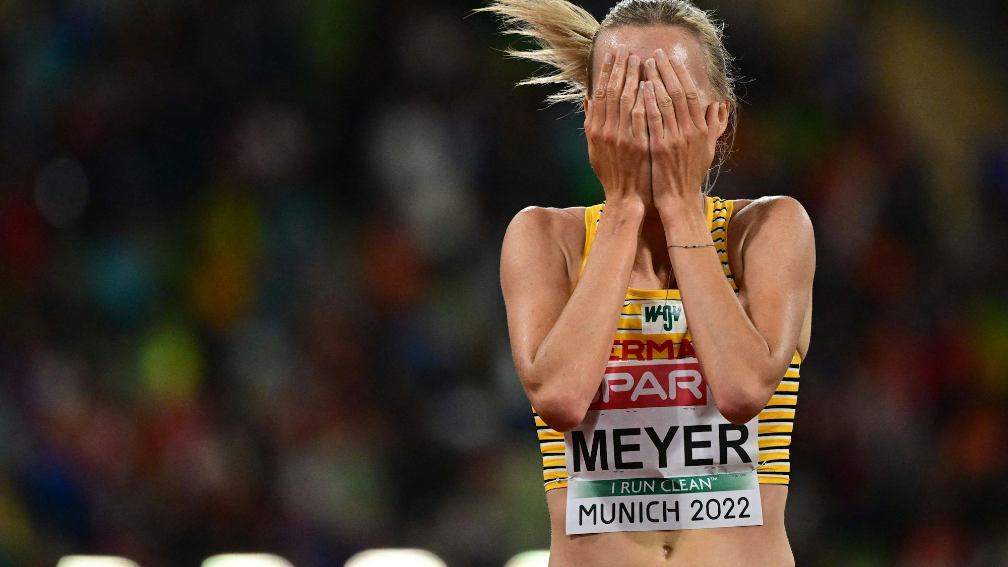 Sie kann es nicht fassen: Lea Meyer aus Köln hat sensationell Silber über 3000-Meter-Hindernis gewonnen.