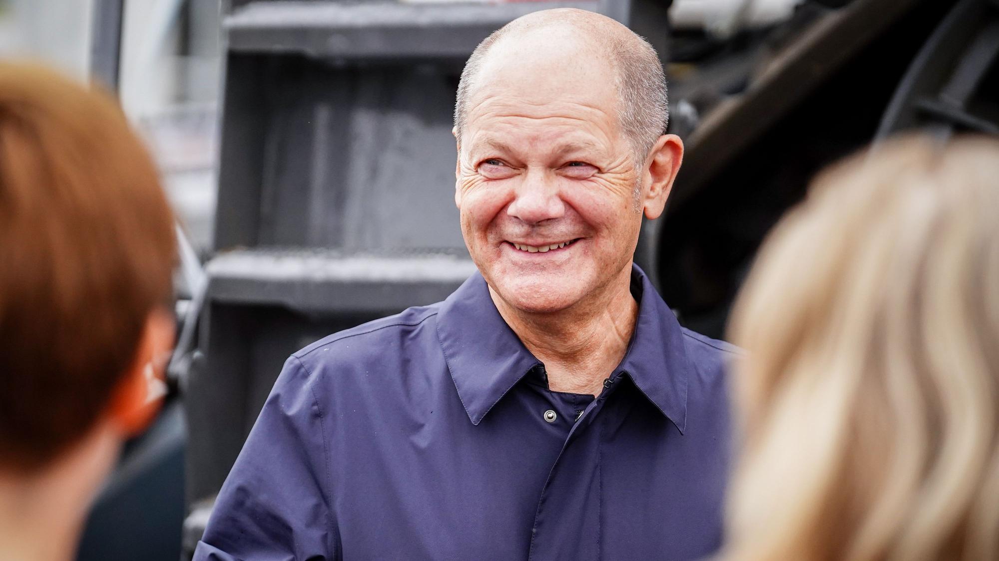 Der Bundeskanzler und SPD-Bundestagsabgeordnete Olaf Scholz besucht die Agrargenossenschaft AGT Trebbin. Scholz informierte sich hier über die aktuellen Herausforderungen in der Landwirtschaft.