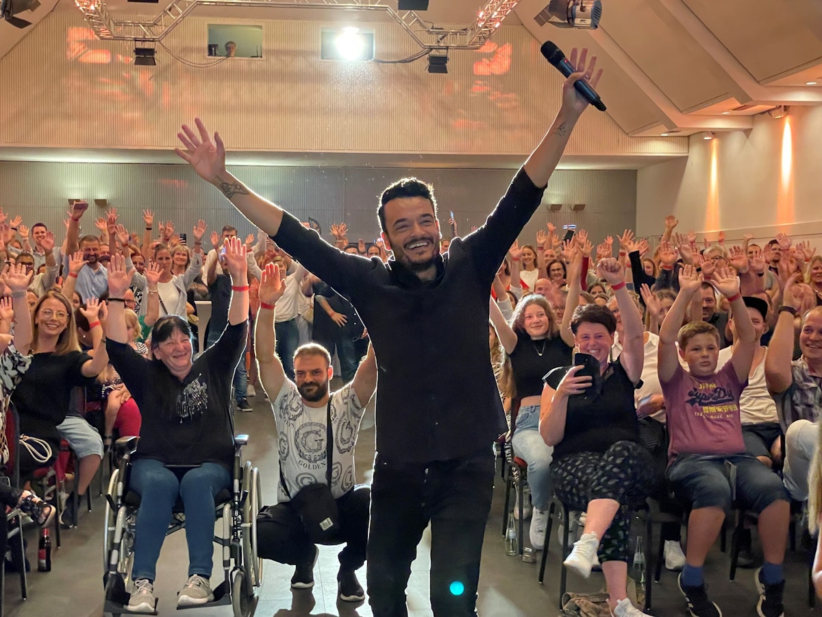 Giovanni Zarrella jubelt gemeinsam mit seinen Fans im Sartory-Saal.