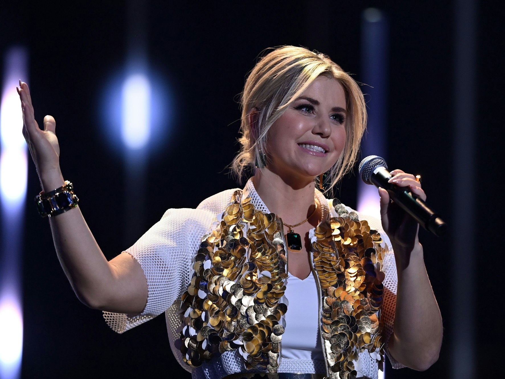 Beatrice Egli hat schlechte Neuigkeiten für ihre Fans. Das Foto zeigt die Sängerin bei ihrem Auftritt während der „José Carreras Gala“ im Dezember 2020 in Leipzig.