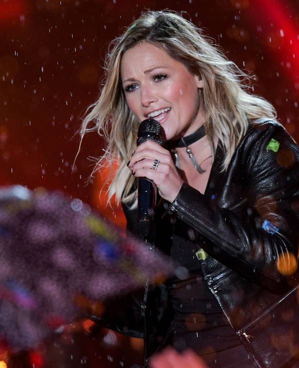 Das Konzert von Helene Fischer wird von düsteren Wetteraussichten überschattet. Das Foto zeigt die Sängerin im Mai 2017 bei einer Veranstaltung in Hamburg.