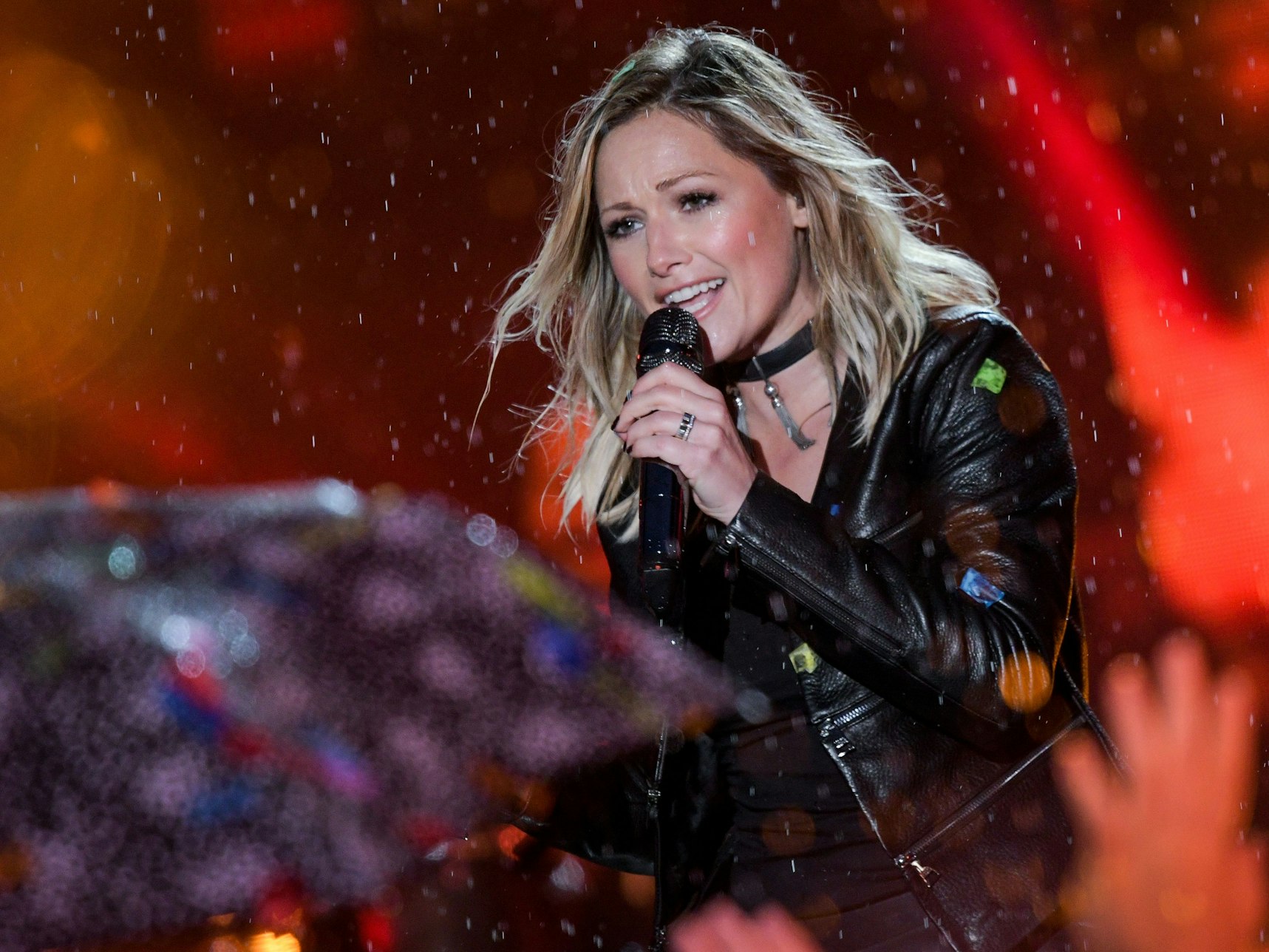 Das Konzert von Helene Fischer wird von düsteren Wetteraussichten überschattet. Das Foto zeigt die Sängerin im Mai 2017 bei einer Veranstaltung in Hamburg.