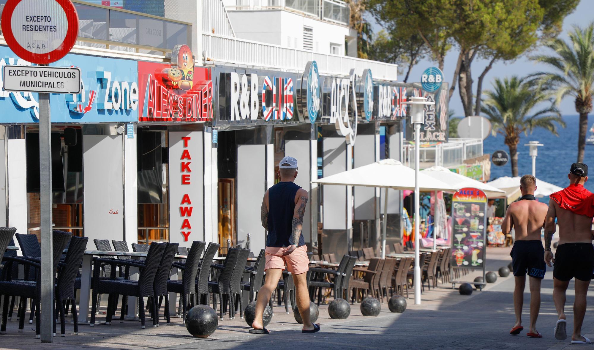 Menschen spazieren durch die Party-Hochburg Magaluf. Wegen Verstöße gegen geltende Gesetze werden nun auf Mallorca weitere Lokale vorsorglich Zwangs-geschlossen