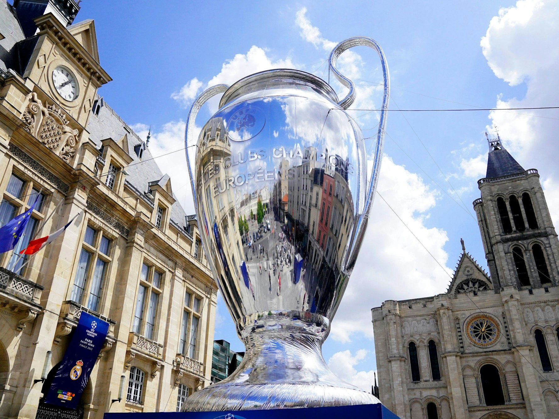 Eine aufblasbare Trophäe in der Basilika Saint-Denis.