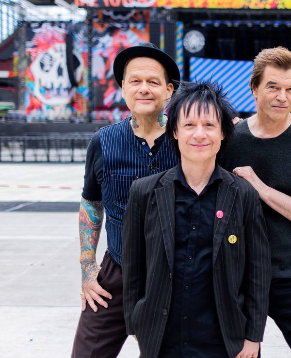 Die Toten Hosen stehen vor der Bühne im Rhein-Energie-Stadion in Köln.