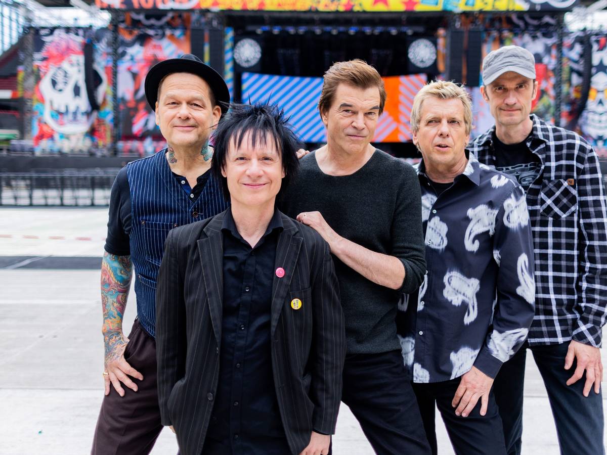 Die Toten Hosen stehen vor der Bühne im Rhein-Energie-Stadion in Köln.