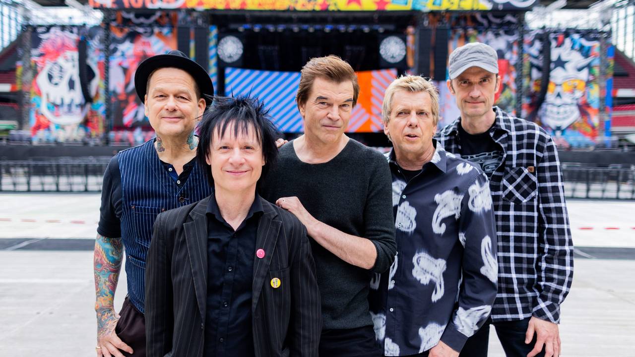 Die Toten Hosen stehen vor der Bühne im Rhein-Energie-Stadion in Köln.