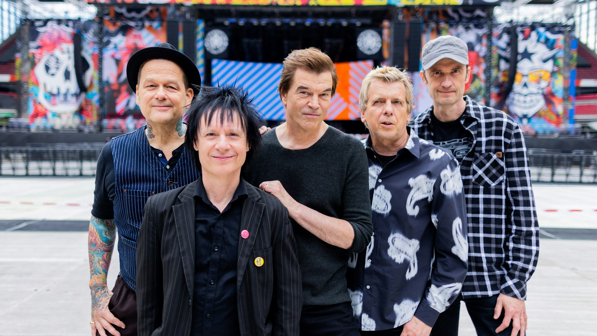 Die Toten Hosen stehen vor der Bühne im Rhein-Energie-Stadion in Köln.