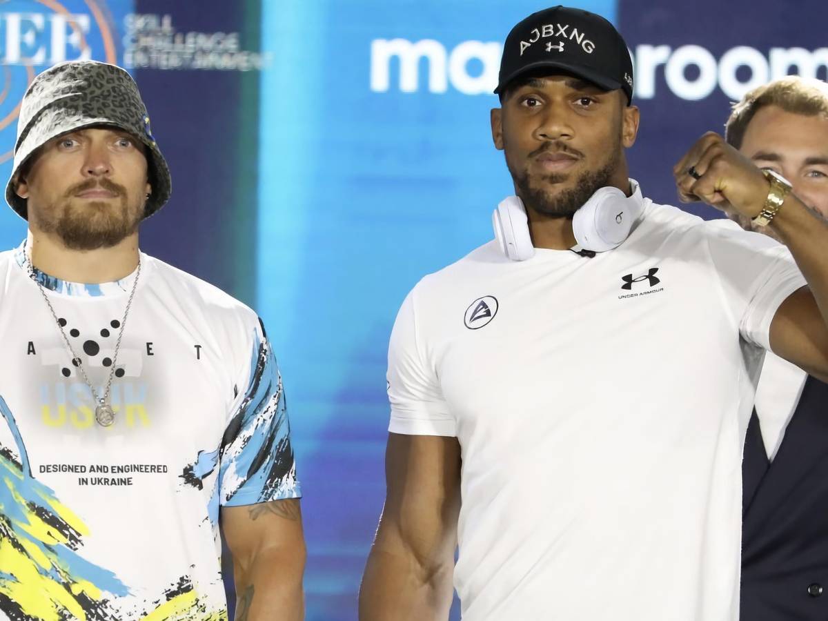 Der ukrainische Boxer Oleksandr Ussyk (l) und der britische Boxer Anthony Joshua nehmen an einer Pressekonferenz teil.