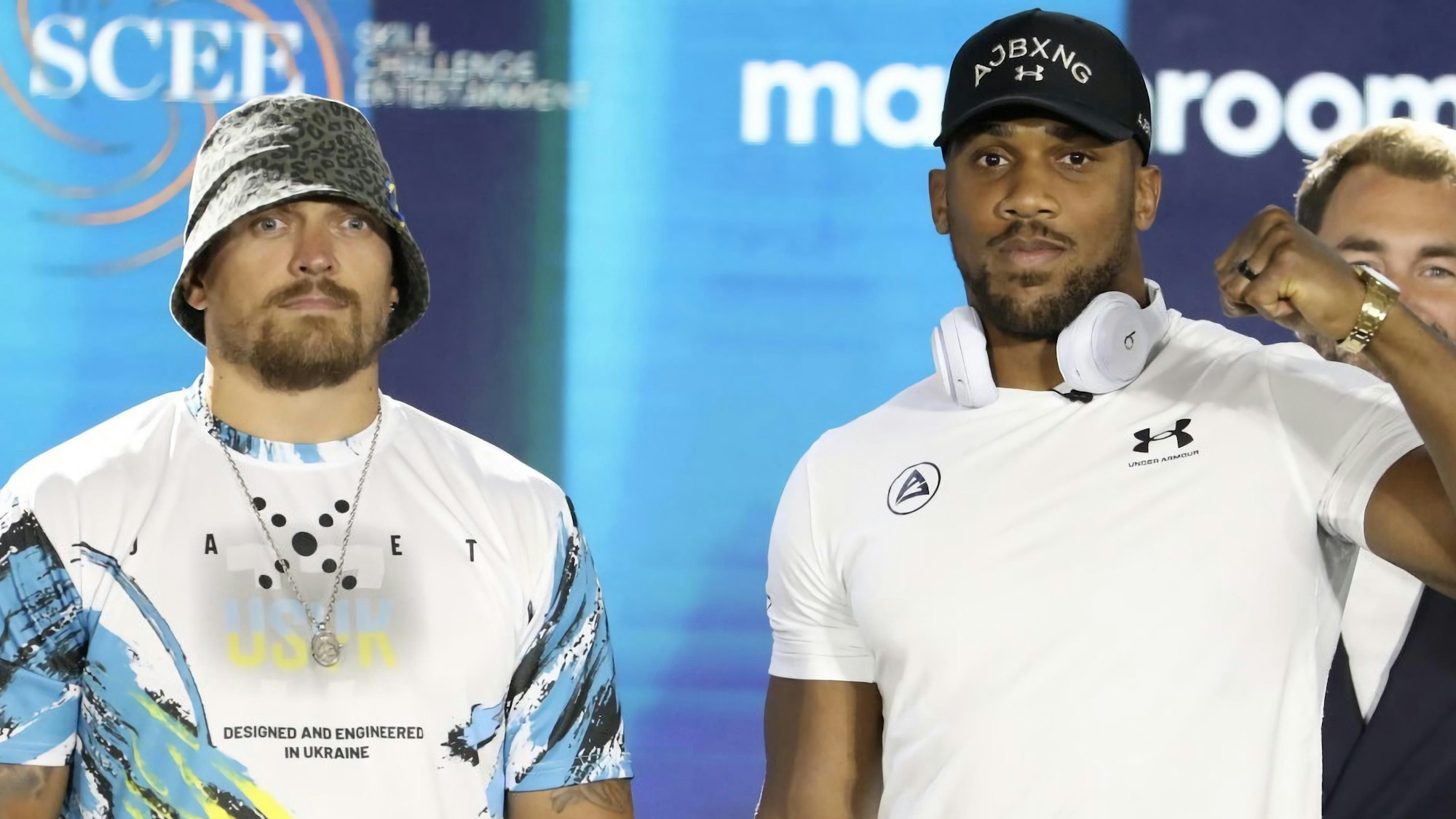 Der ukrainische Boxer Oleksandr Ussyk (l) und der britische Boxer Anthony Joshua nehmen an einer Pressekonferenz teil.