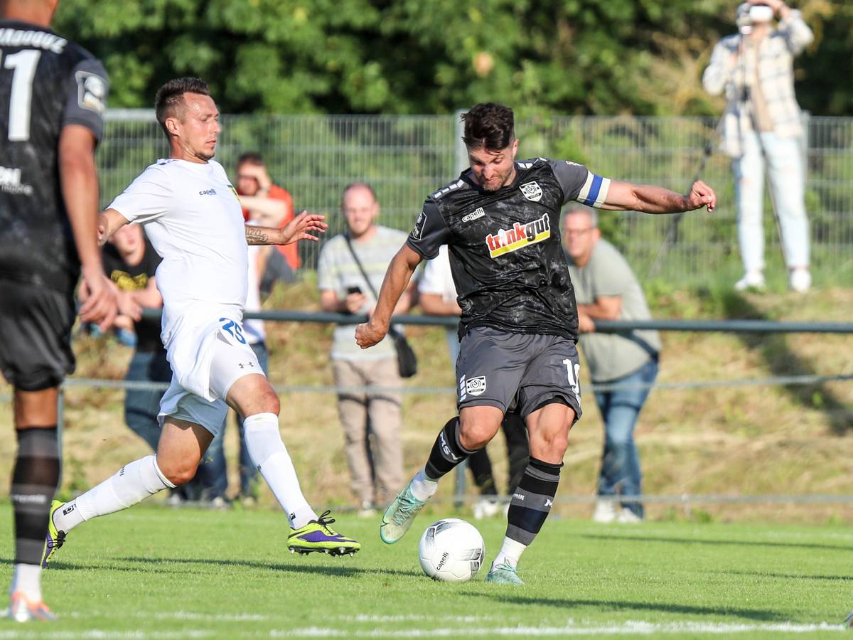 Franz-Josef-Keimes-Sportpark: Adam Matuschyk (Düren) und Moritz Stoppelkamp (MSV Duisburg).