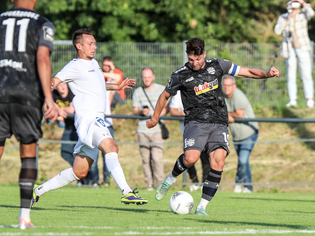 Franz-Josef-Keimes-Sportpark: Adam Matuschyk (Düren) und Moritz Stoppelkamp (MSV Duisburg).