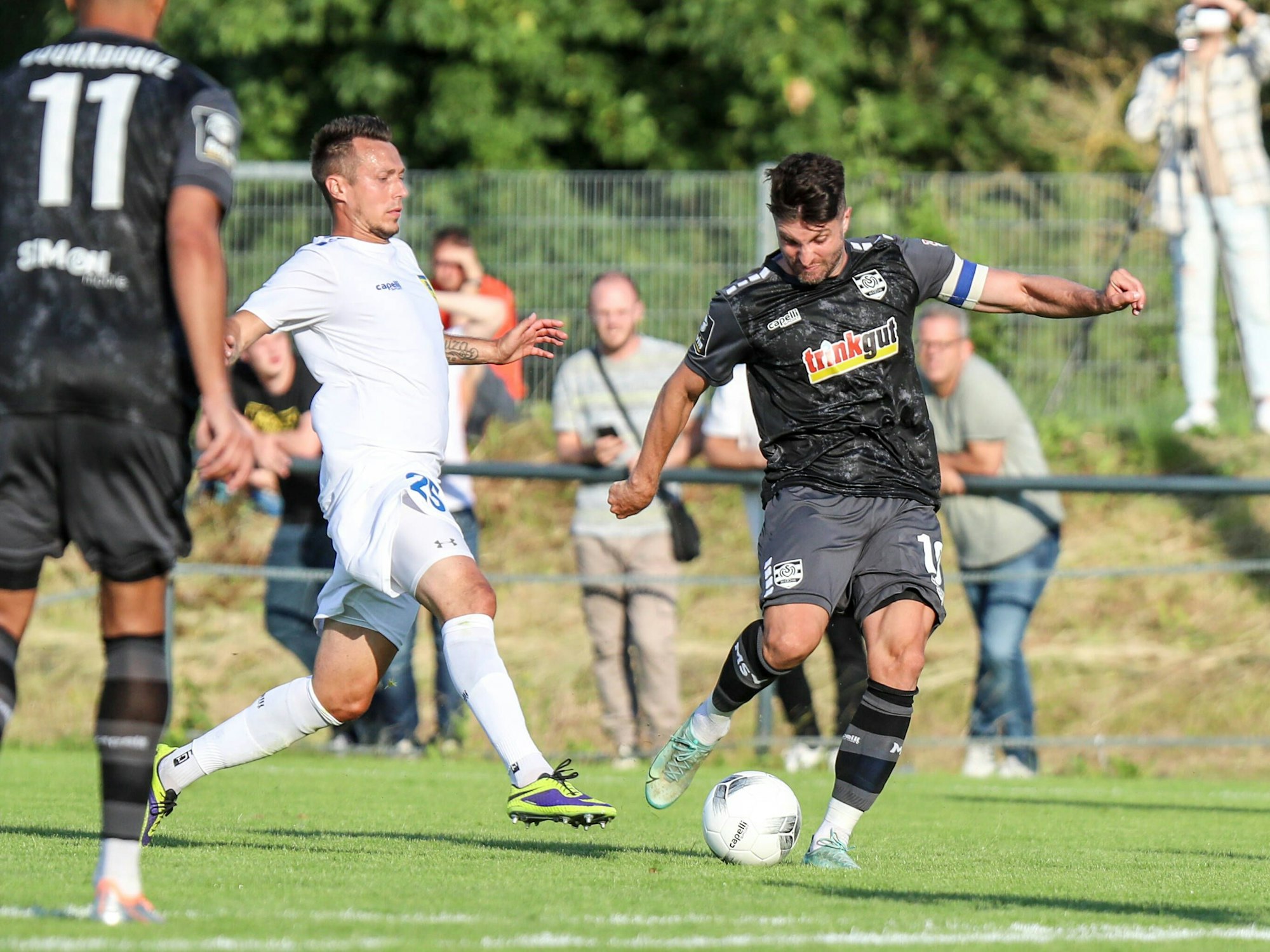 Franz-Josef-Keimes-Sportpark: Adam Matuschyk (Düren) und Moritz Stoppelkamp (MSV Duisburg).