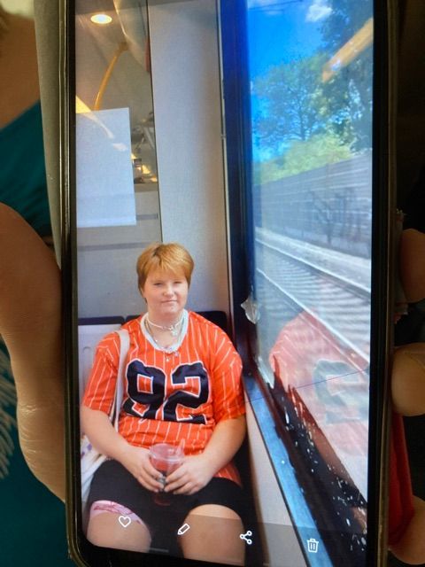 Die zwölfjährige Joana-Joy sitzt in einem Zug am Fenster. Sie und Freundin Eileen werden vermisst.