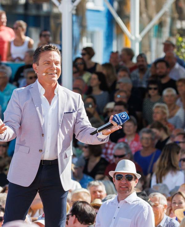 Moderator und Sänger Stefan Mross, hier bei der Liveübertragung der Show „Immer wieder sonntags“ in der neuen Showarena am 12.06.2022, versingt sich beim Eröffnungslied der aktuellen Sendung vom 21. August.