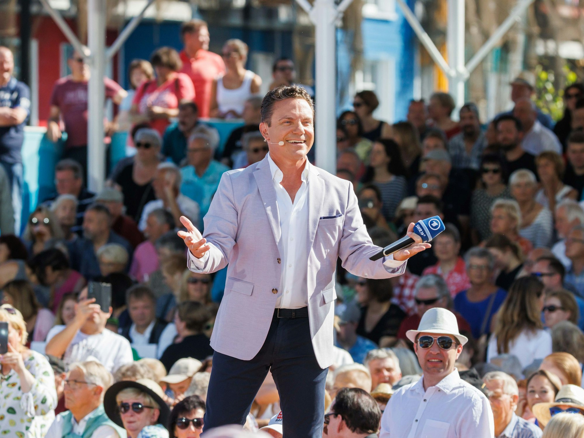 Moderator und Sänger Stefan Mross, hier bei der Liveübertragung der Show „Immer wieder sonntags“ in der neuen Showarena am 12.06.2022, versingt sich beim Eröffnungslied der aktuellen Sendung vom 21. August.