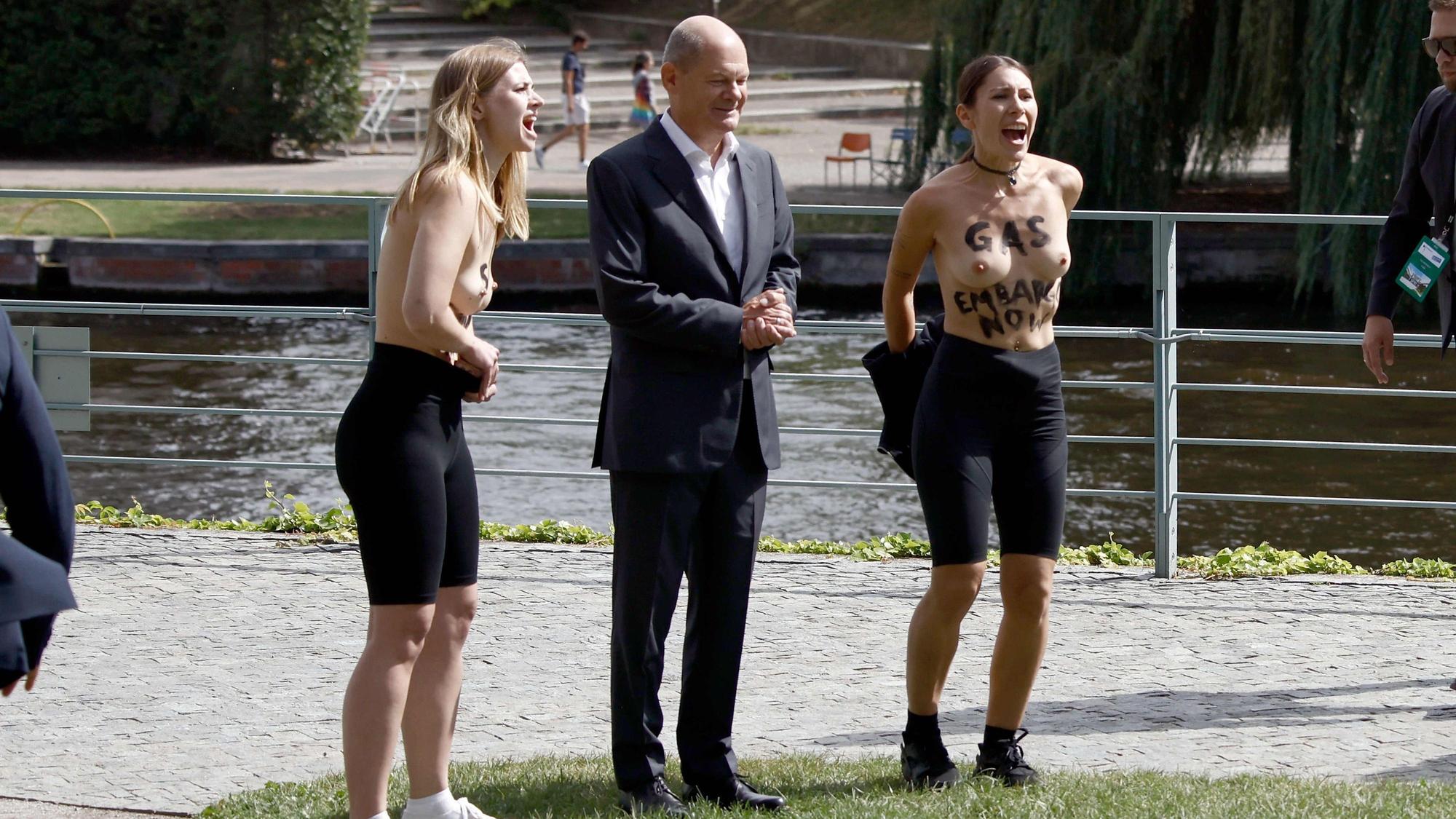 Zwischenfall beim Tag der offenen Tür im Kanzleramt am 21. August 2022: Zwei Frauen stehen neben Bundeskanzler Olaf Scholz (SPD) und haben den Slogan „Gas Embaro now“ auf dem nackten Oberkörper. +++
