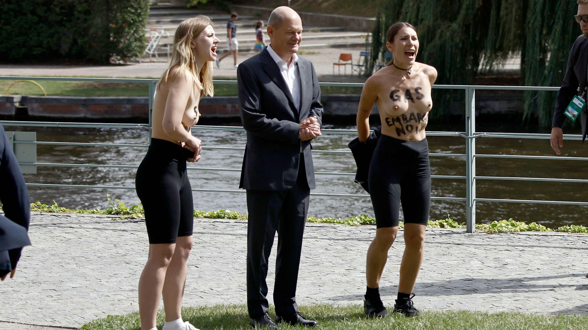Zwischenfall beim Tag der offenen Tür im Kanzleramt am 21. August 2022: Zwei Frauen stehen neben Bundeskanzler Olaf Scholz (SPD) und haben den Slogan „Gas Embaro now“ auf dem nackten Oberkörper. +++