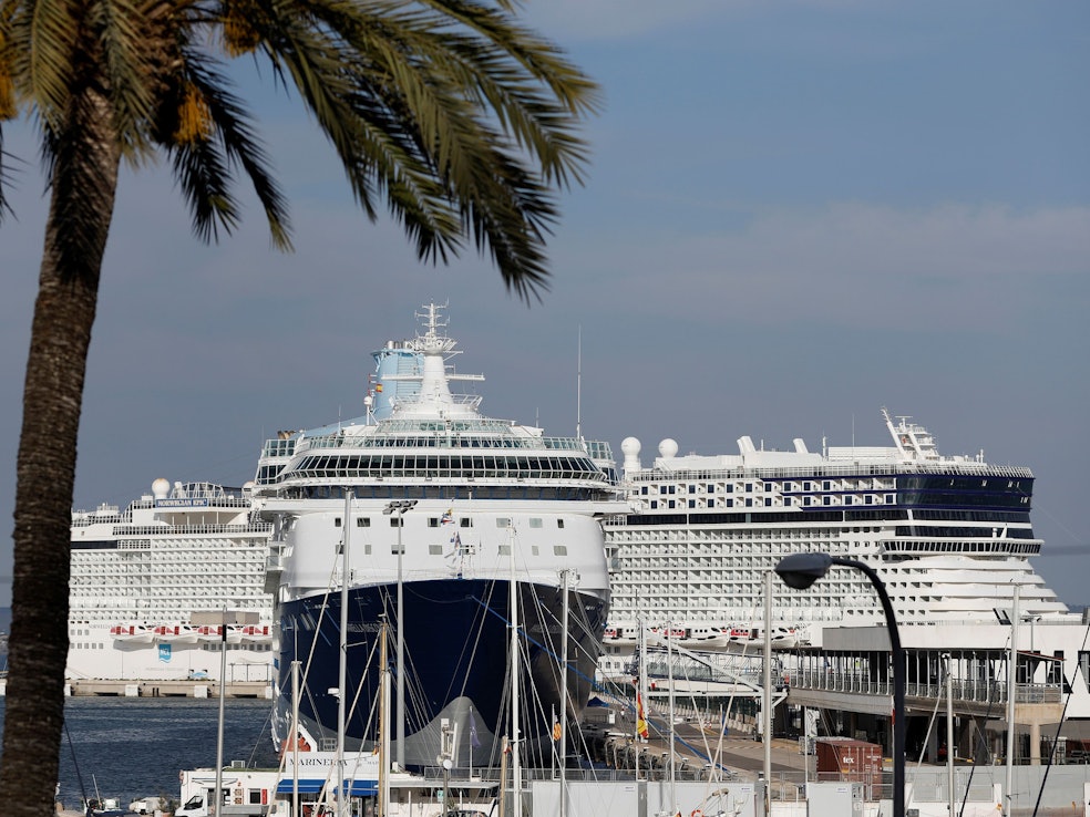Eigentlich hat Palma die Anzahl der Kreuzfahrtschiffe begrenzt. Hier die Marella Discovery 2 und die Norwegian Epic im Mai 2022 in Palma.