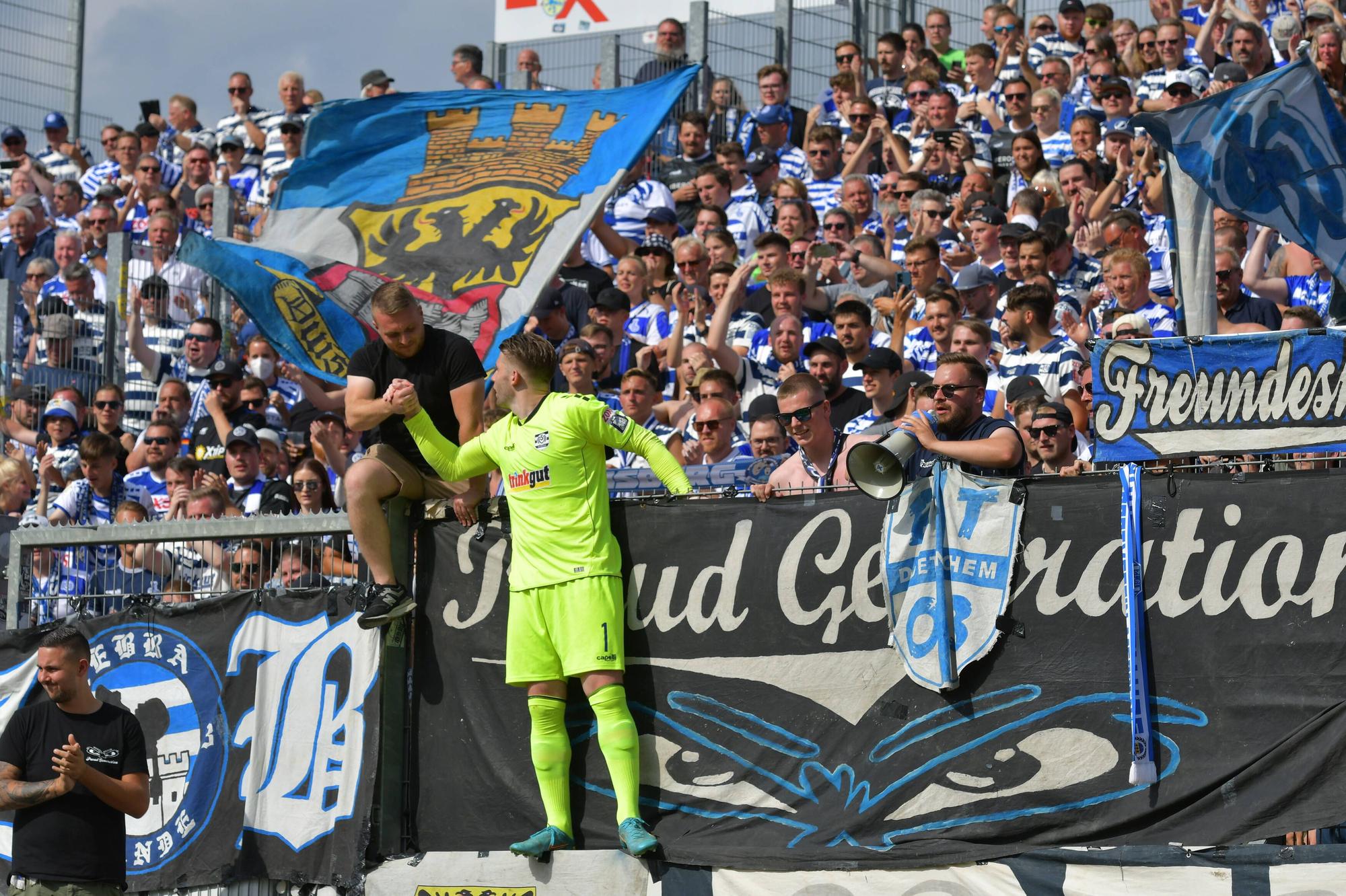 Vincent Müller vom MSV Duisburg bedankt sich bei den Fans.