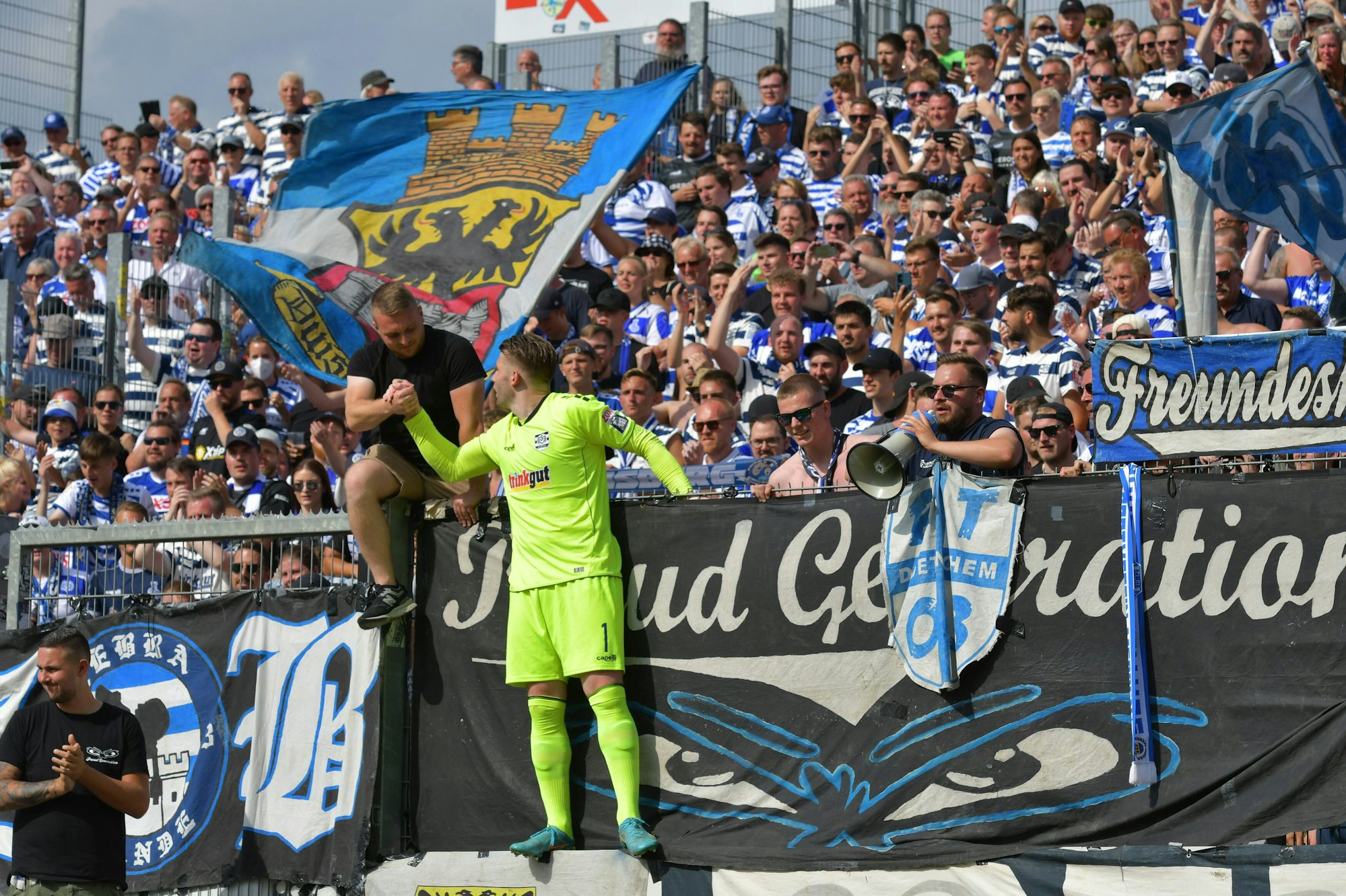 Vincent Müller vom MSV Duisburg bedankt sich bei den Fans.