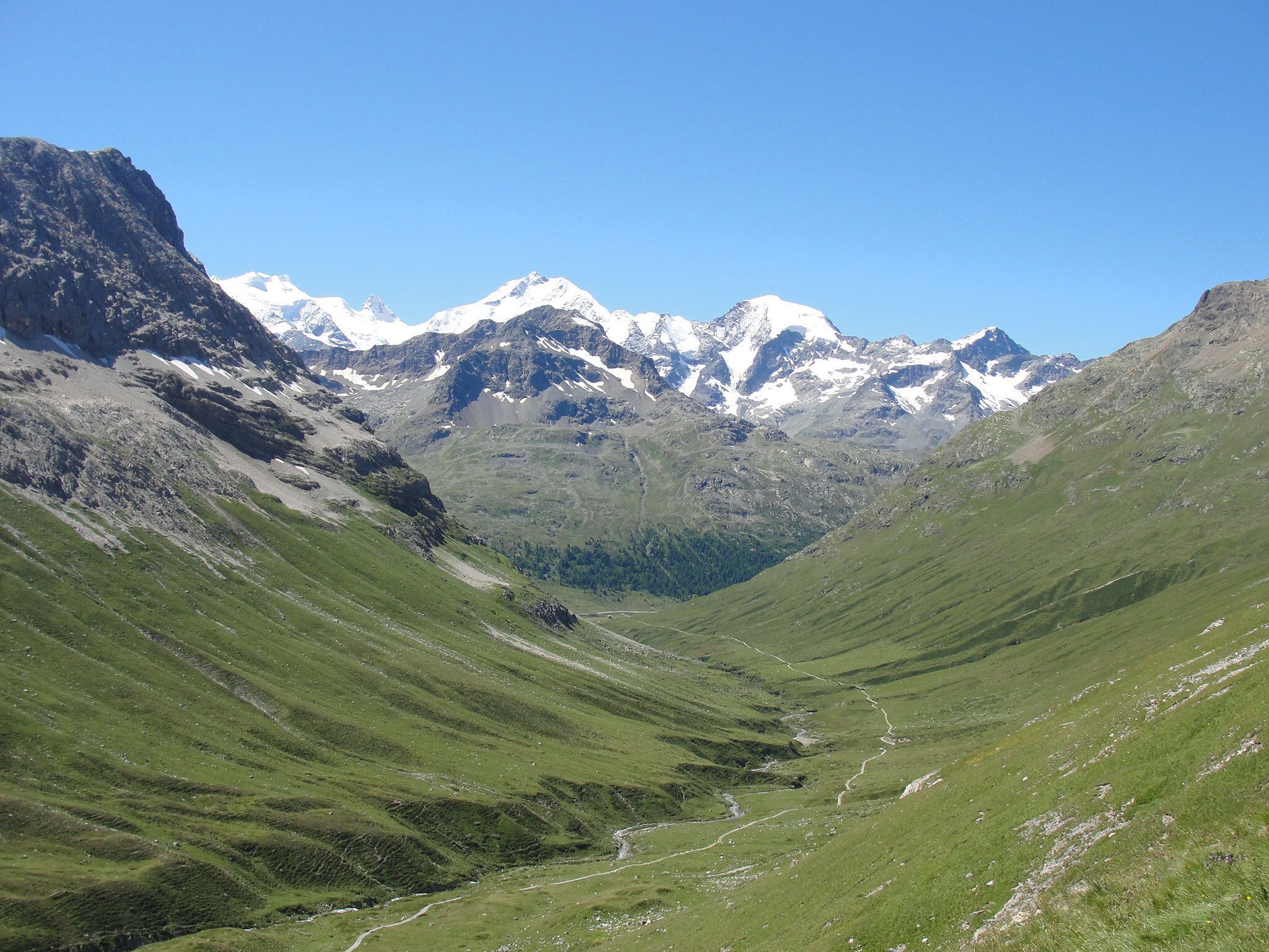 Das Symbolfoto zeigt ein Tal in den Alpen.