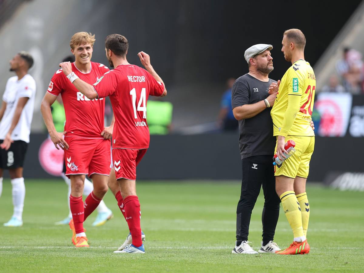 Die FC-Profis Timo Hübers, Jonas Hector und Marvin Schwäbe (v.l.) nach dem 1:1 in Frankfurt am 21. August 2022 mit Trainer Steffen Baumgart (2.v.r.)