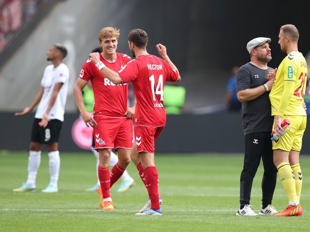 Die FC-Profis Timo Hübers, Jonas Hector und Marvin Schwäbe (v.l.) nach dem 1:1 in Frankfurt am 21. August 2022 mit Trainer Steffen Baumgart (2.v.r.)