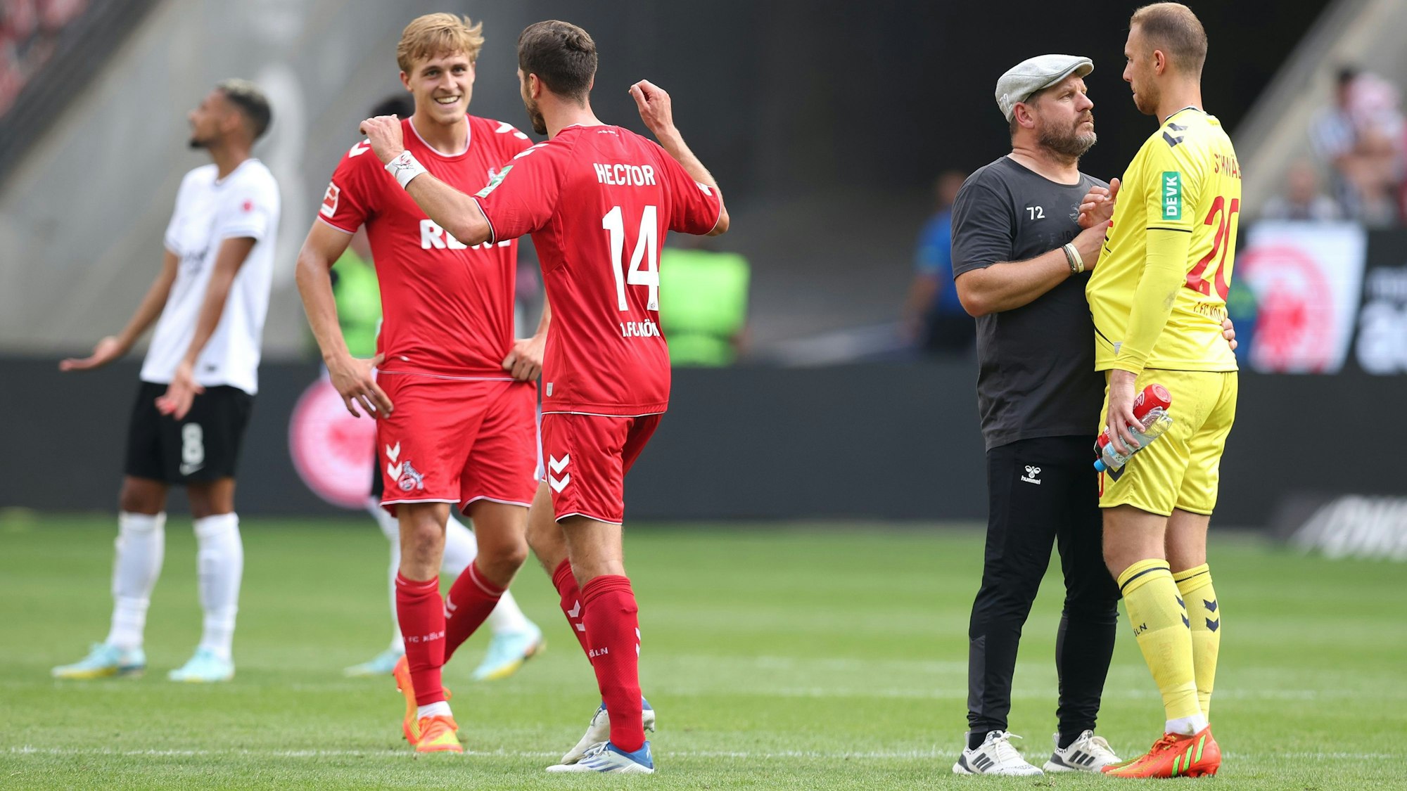 Die FC-Profis Timo Hübers, Jonas Hector und Marvin Schwäbe (v.l.) nach dem 1:1 in Frankfurt am 21. August 2022 mit Trainer Steffen Baumgart (2.v.r.)