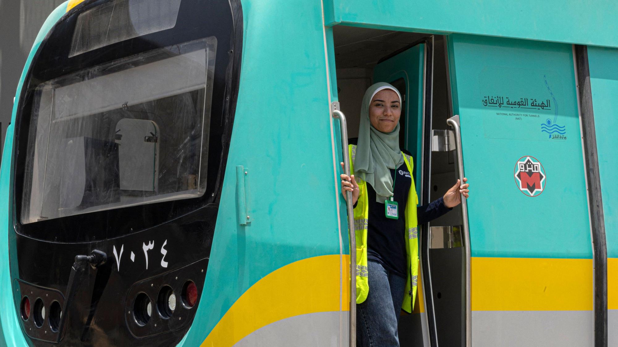 Suzanne Mohamed, ist eine von zwei Frauen, die nun als Fahrerinnen in der U-Bahn von Kairo arbeiteten. Für das Land ist es eine Premiere.