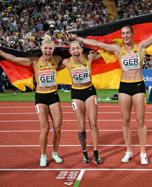 Lisa Mayer, Gina Lückenkemper, Alexandra Burghardt und Rebekka Haase aus Deutschland jubeln über den Sieg in der Sprintstaffel bei der Leichtathletik-EM.