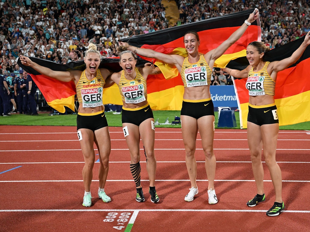 Lisa Mayer, Gina Lückenkemper, Alexandra Burghardt und Rebekka Haase aus Deutschland jubeln über den Sieg in der Sprintstaffel bei der Leichtathletik-EM.